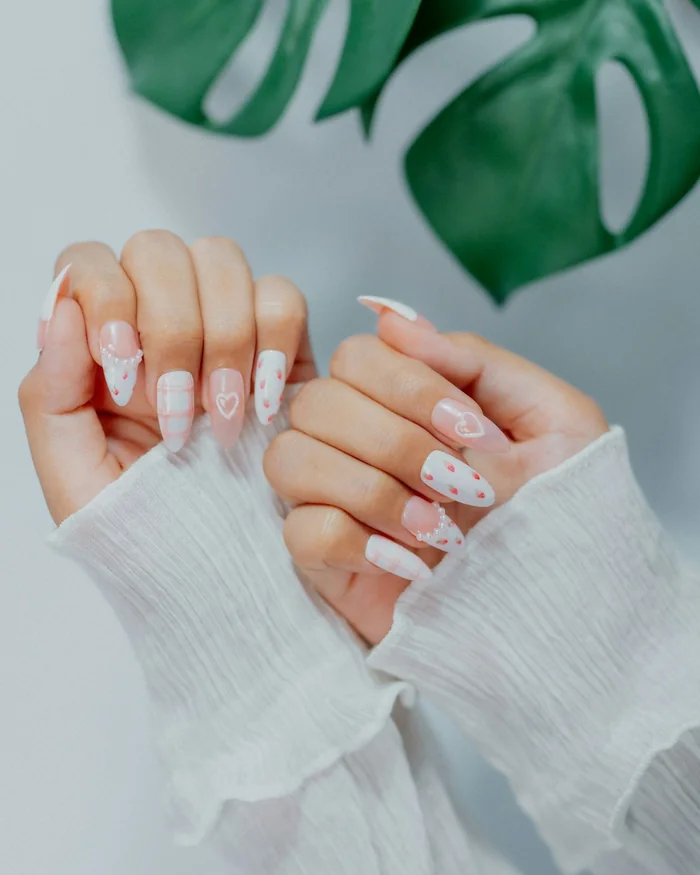 Ροζ και λευκό μανικιούρ με μικρές καρδιές nail art